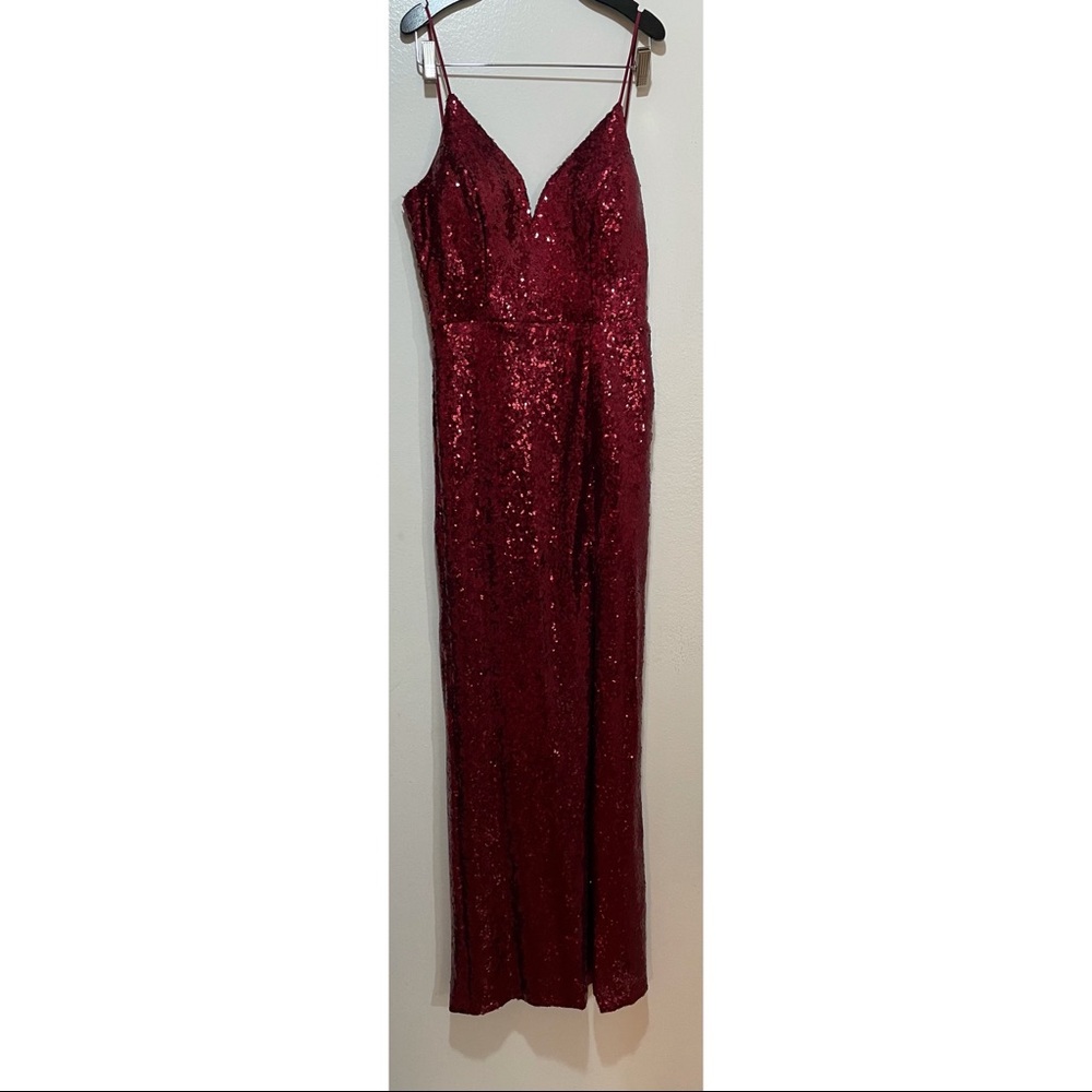 Beautiful red sequined gown 💗💖